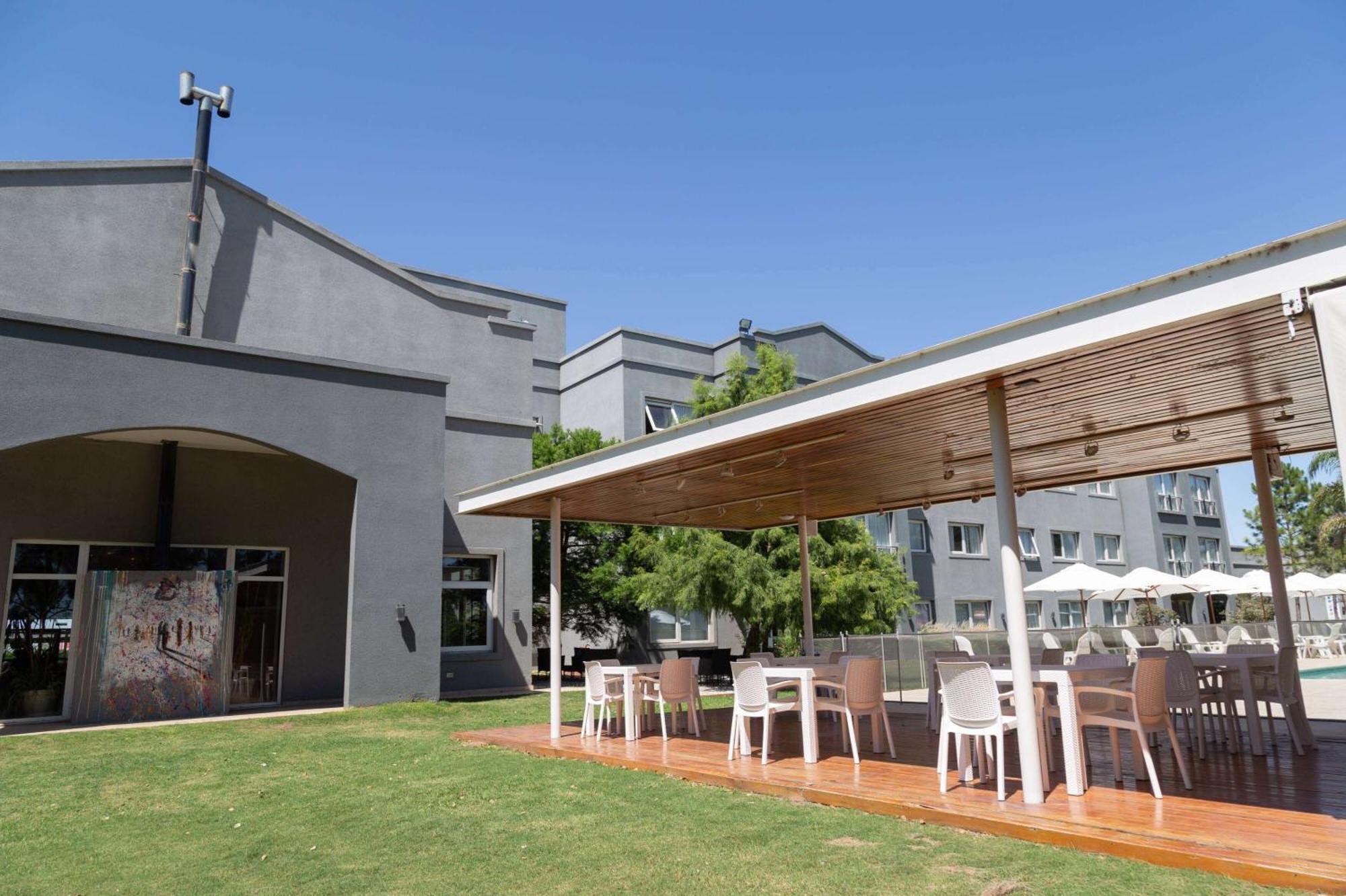 Howard Johnson Hotel & Resort Funes Eksteriør billede