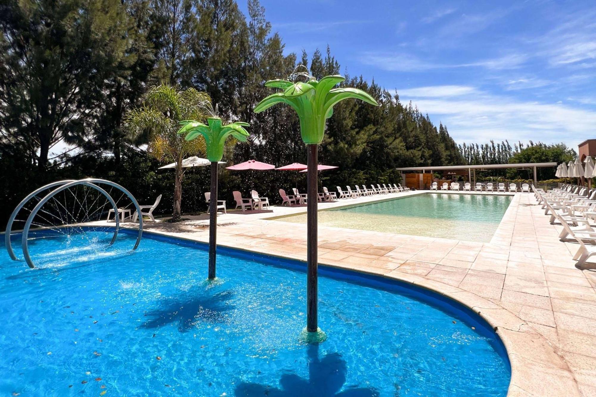 Howard Johnson Hotel & Resort Funes Eksteriør billede