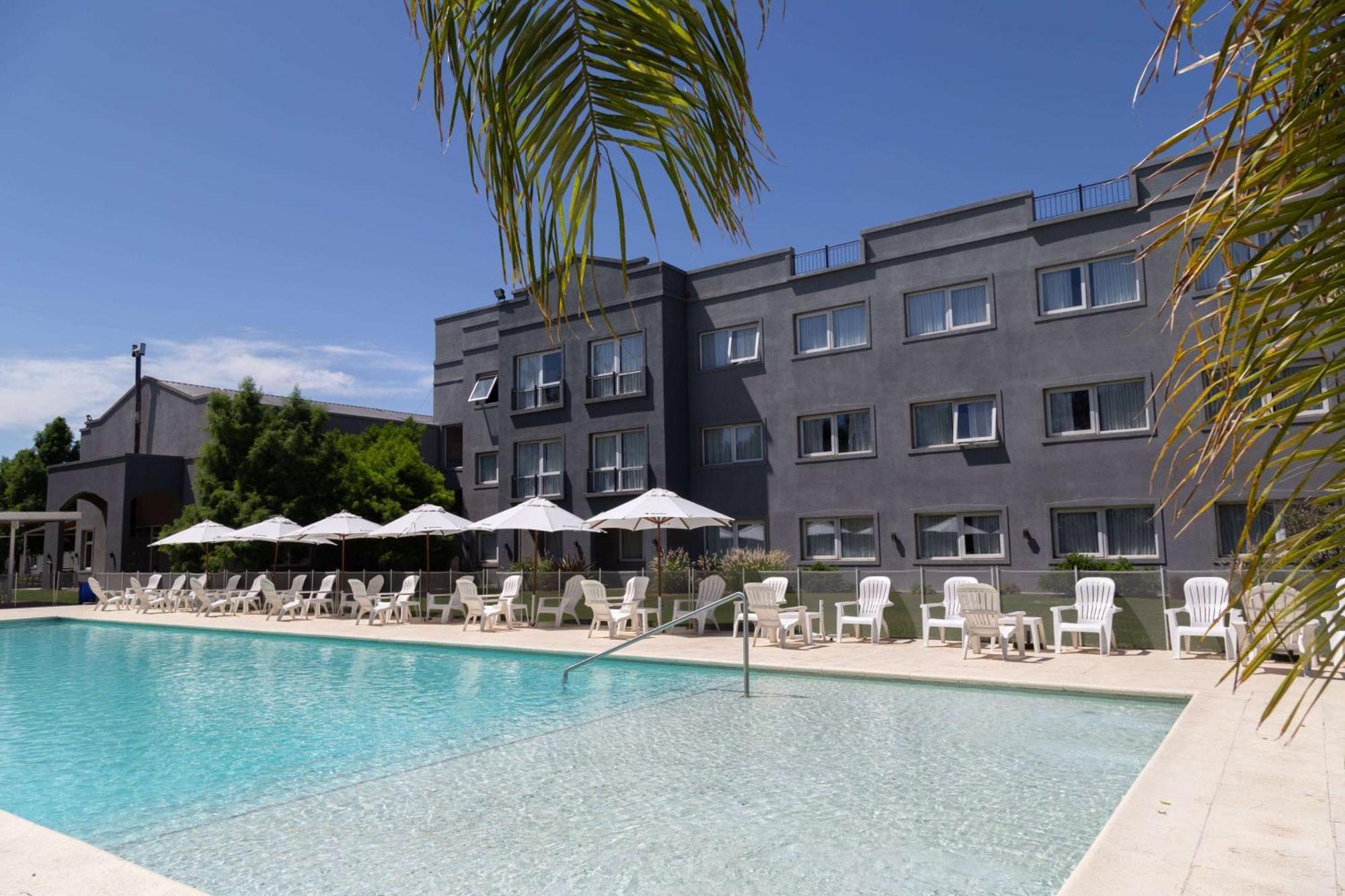 Howard Johnson Hotel & Resort Funes Eksteriør billede