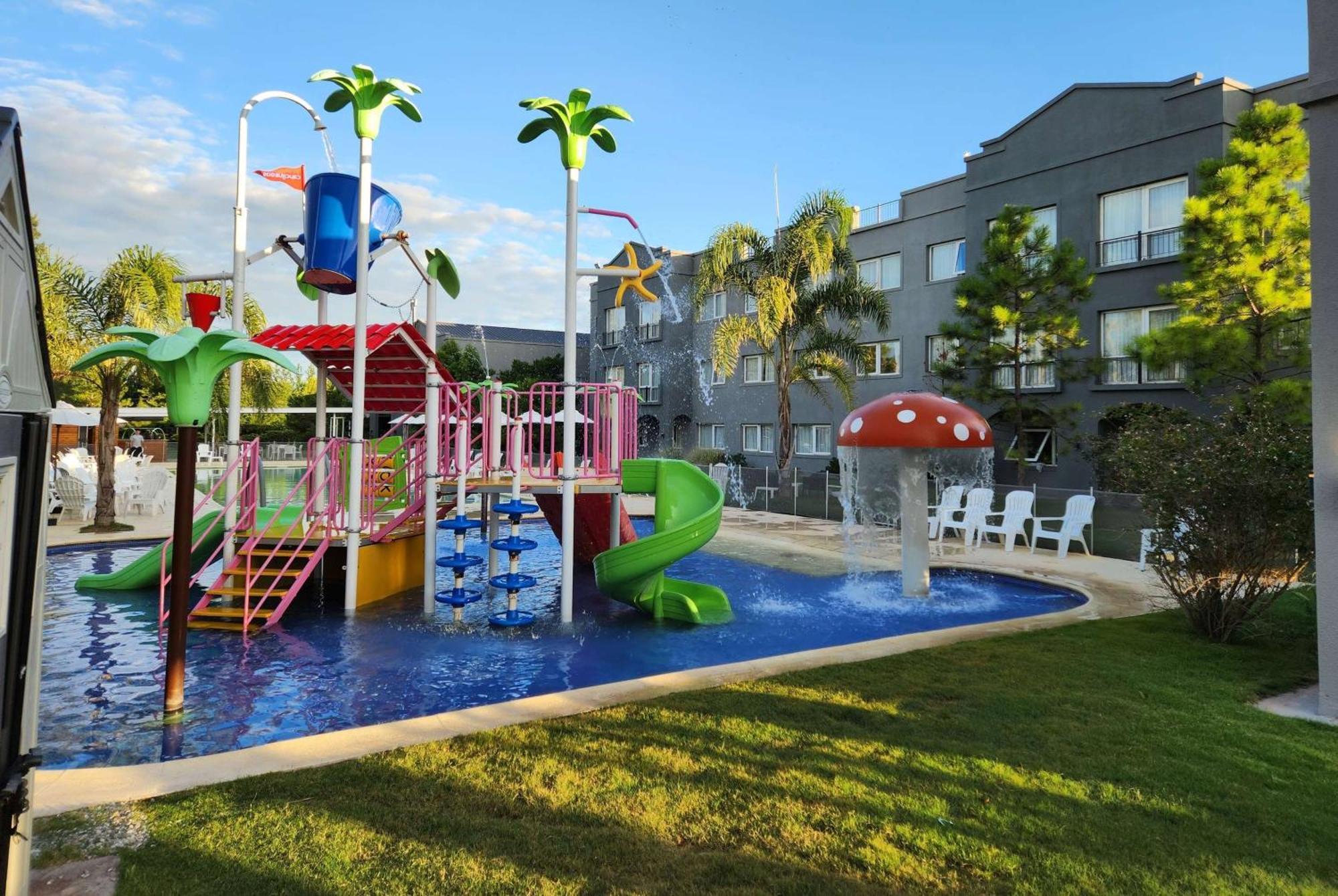 Howard Johnson Hotel & Resort Funes Eksteriør billede