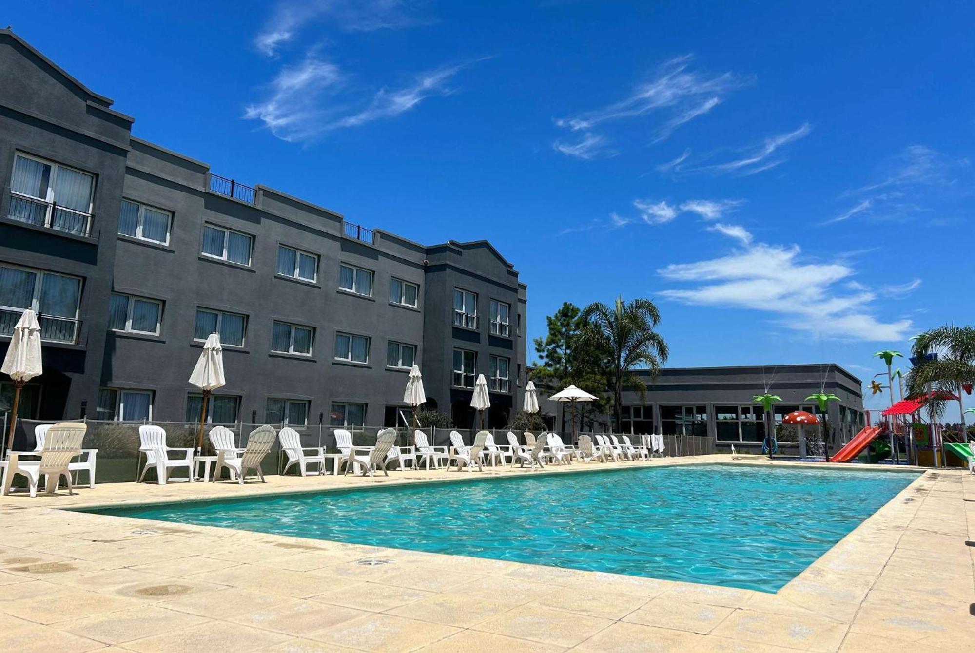 Howard Johnson Hotel & Resort Funes Eksteriør billede