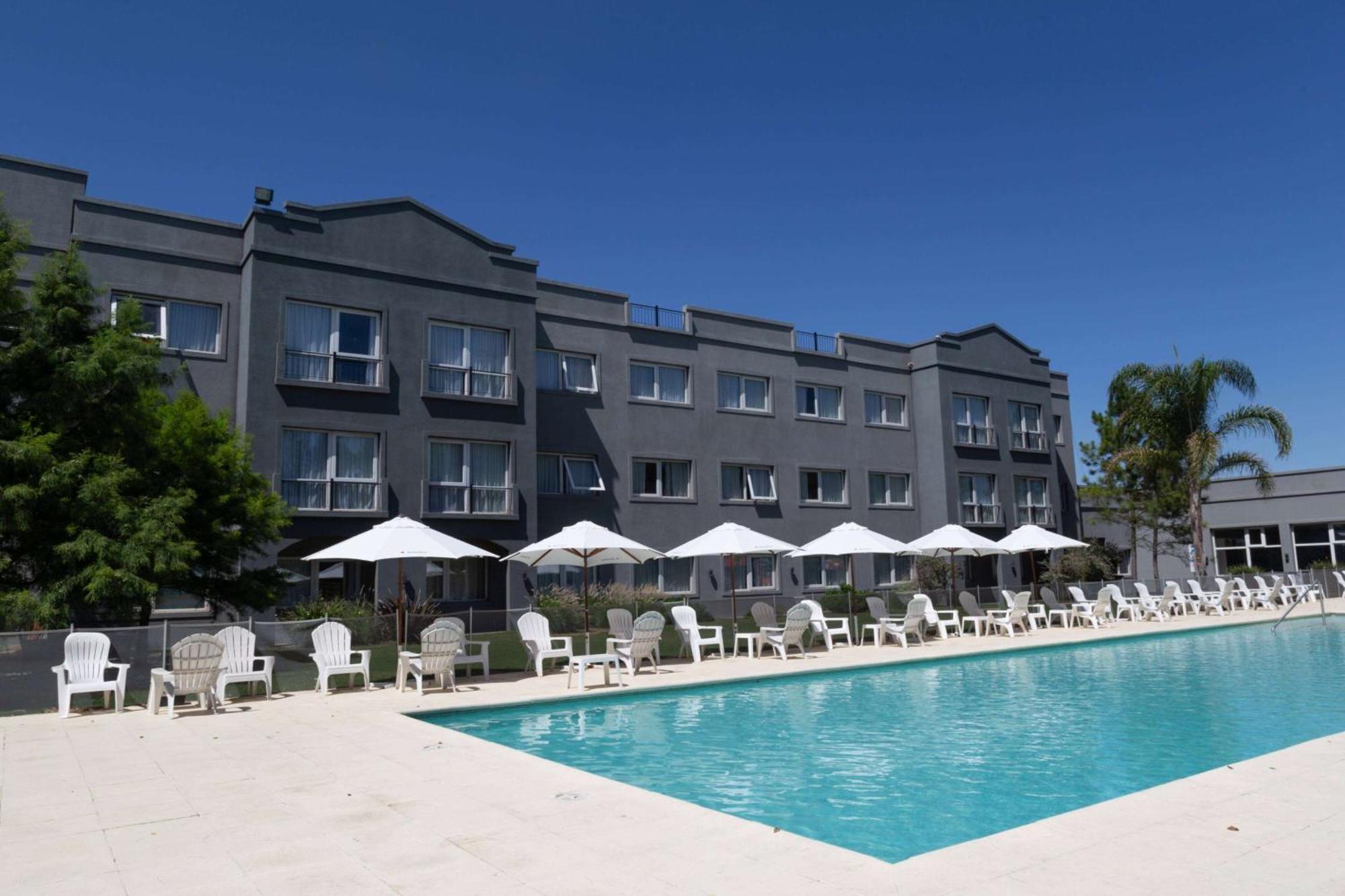 Howard Johnson Hotel & Resort Funes Eksteriør billede