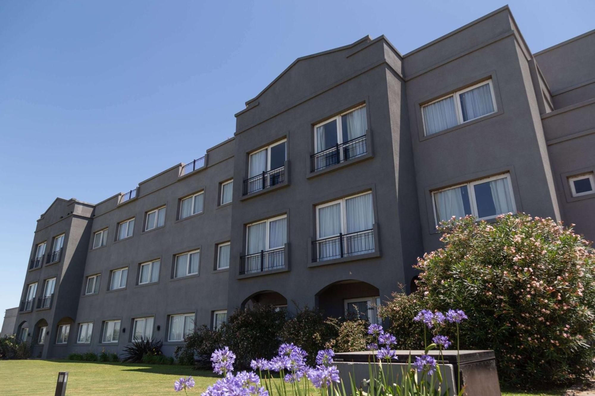Howard Johnson Hotel & Resort Funes Eksteriør billede