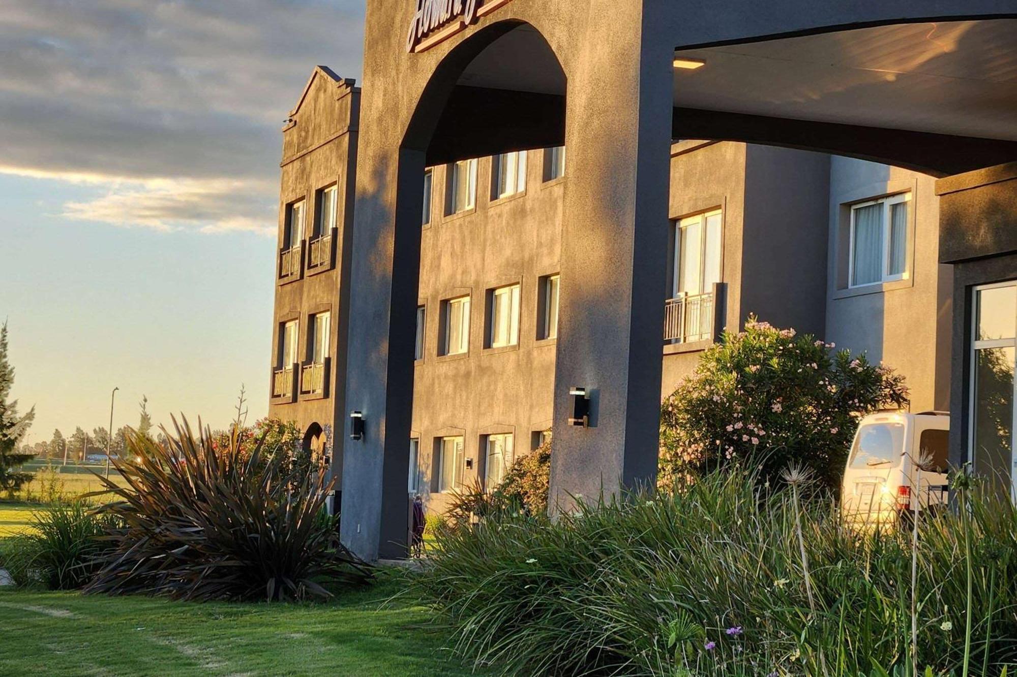 Howard Johnson Hotel & Resort Funes Eksteriør billede